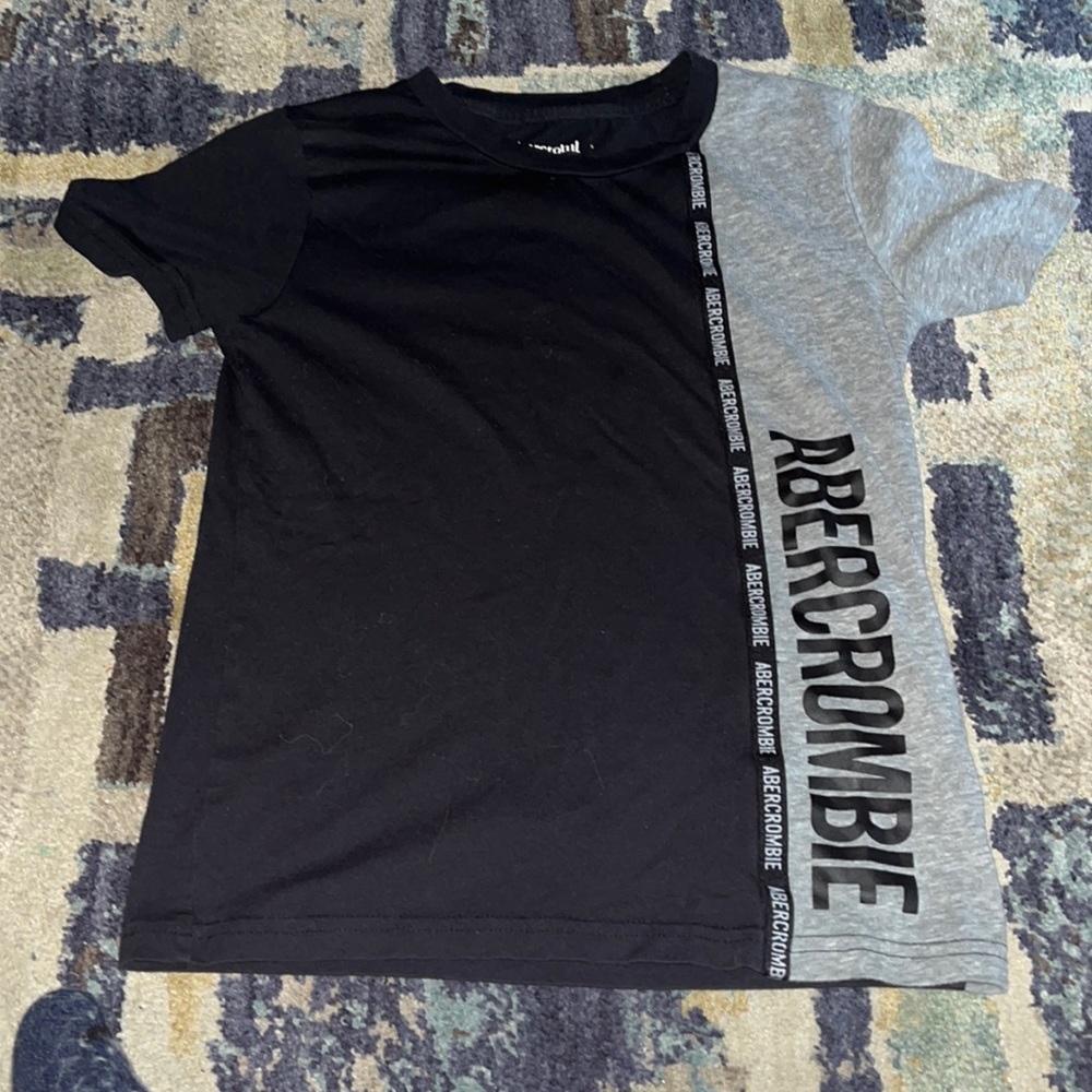 Boys size 7/8 black and grey Abercrombie kids t-shirt